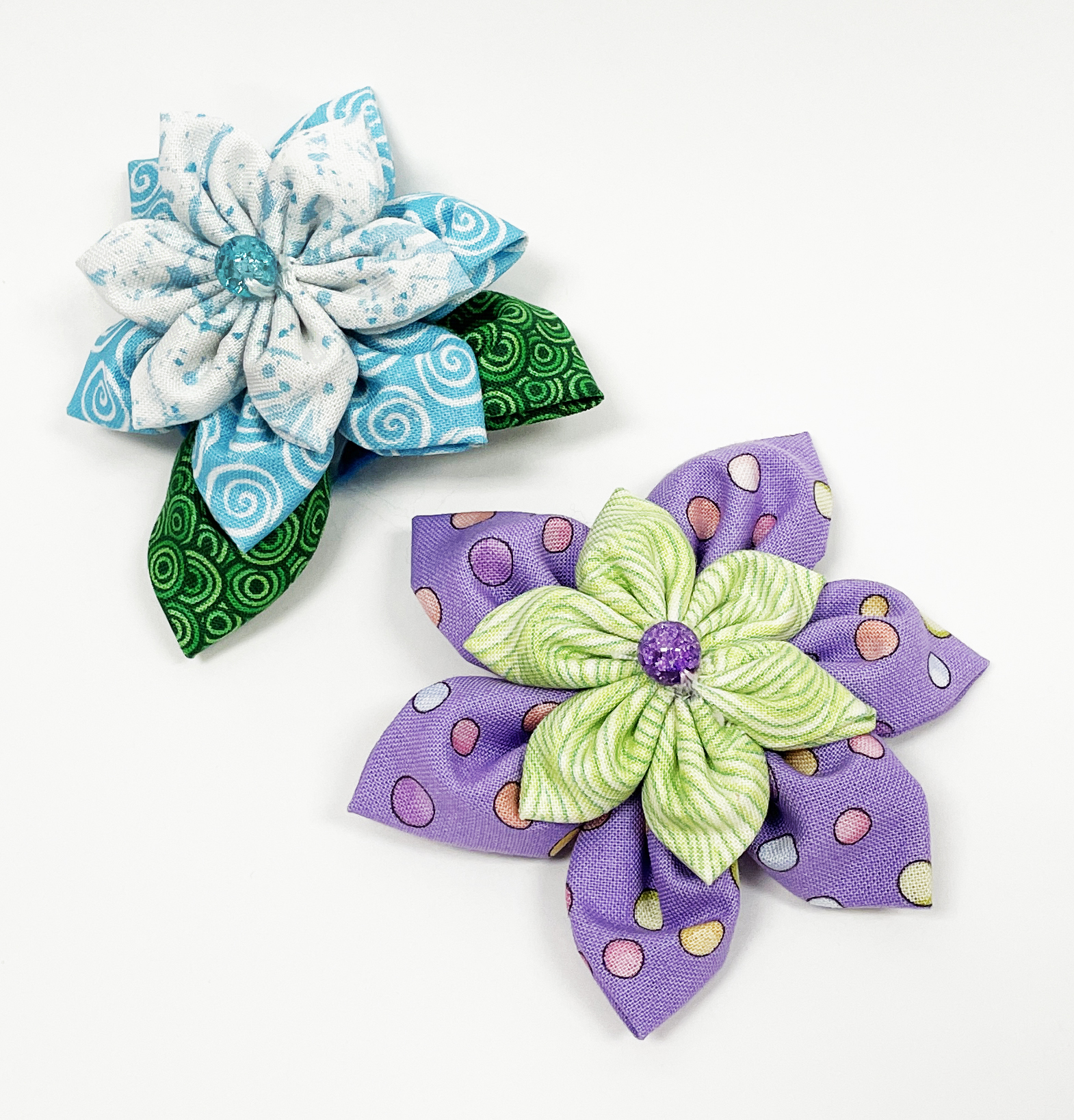Flower pins made of fabric.